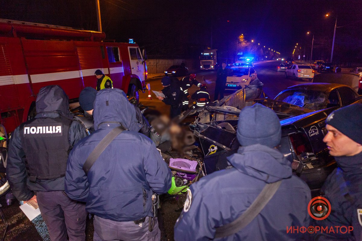 В Днепре на Малиновского столкнулись три авто: двое погибли, двое пострадали 4