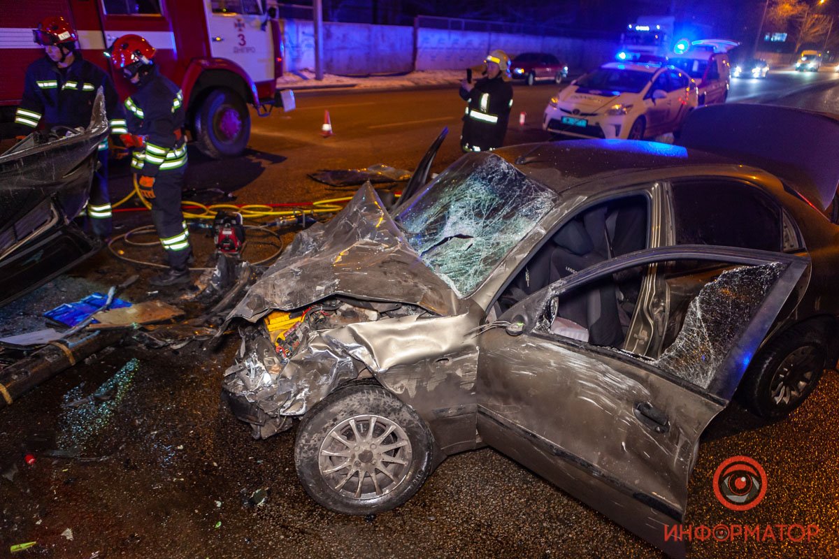 В Днепре на Малиновского столкнулись три авто: двое погибли, двое пострадали 5