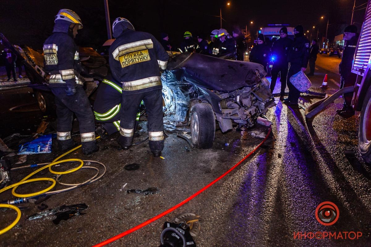 В Днепре на Малиновского столкнулись три авто: двое погибли, двое пострадали 6