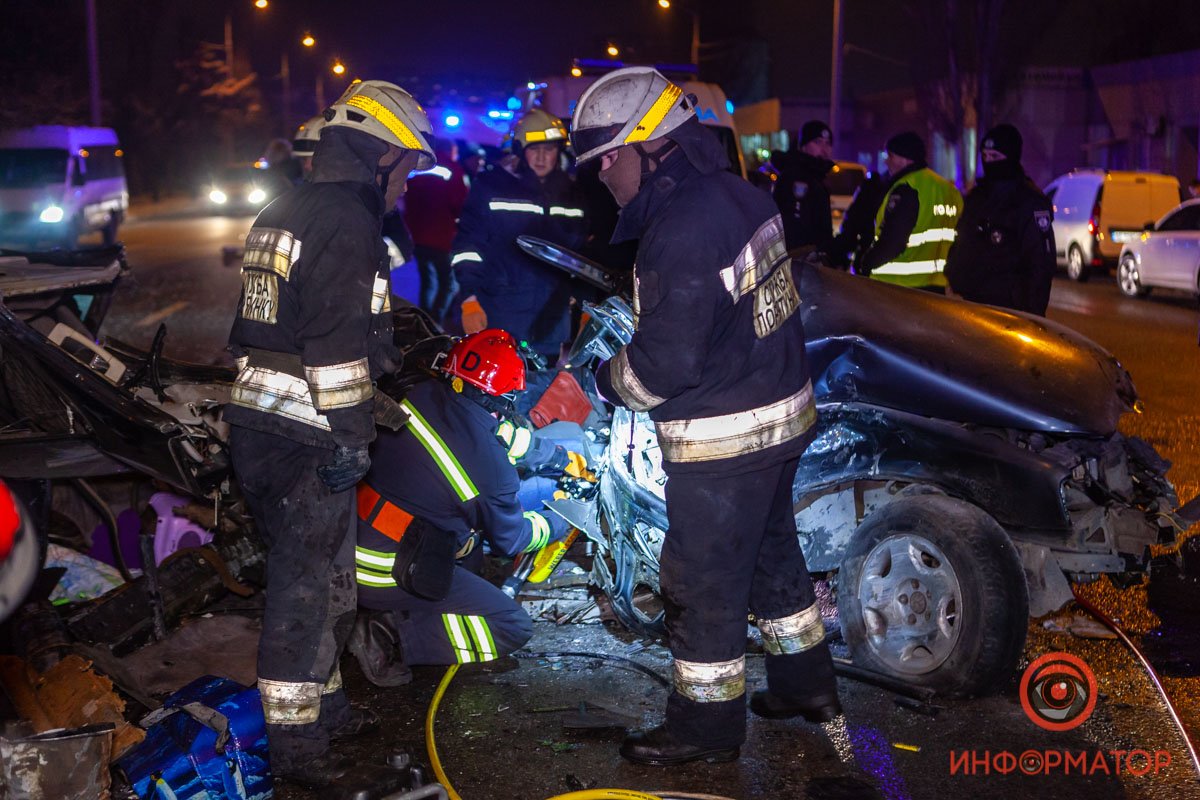 В Днепре на Малиновского столкнулись три авто: двое погибли, двое пострадали 7