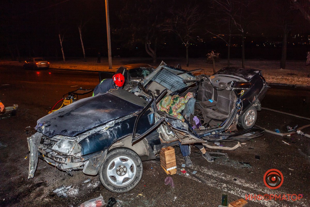 В Днепре на Малиновского столкнулись три авто: двое погибли, двое пострадали 8