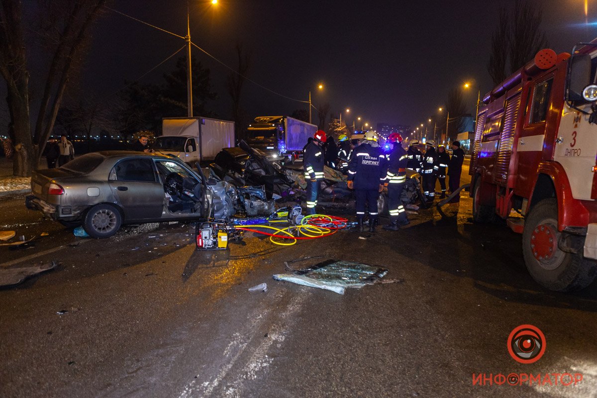 В Днепре на Малиновского столкнулись три авто: двое погибли, двое пострадали 11