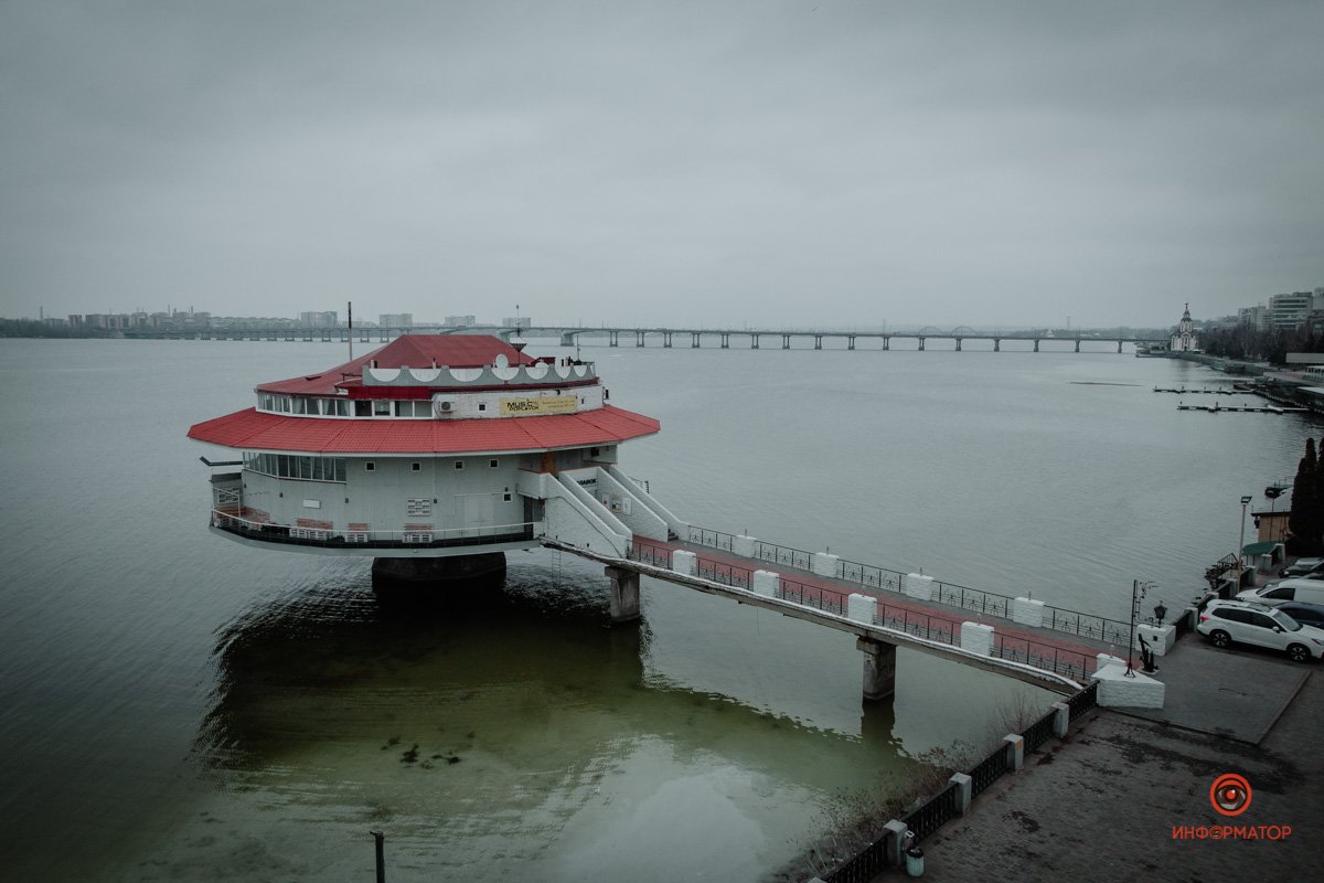К сожалению, прямо на этом месте в Днепр выходит коллектор К сожалению, прямо на этом месте в Днепр выходит коллектор