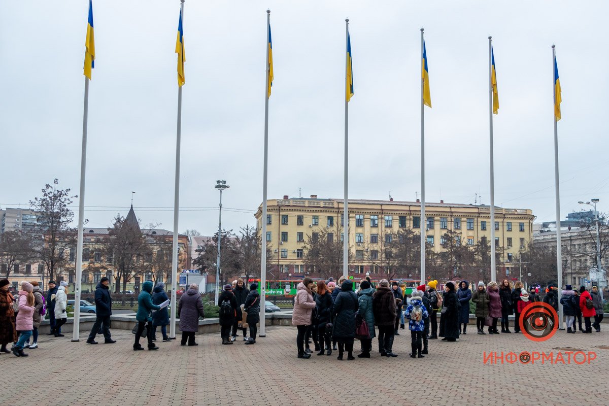 Родители вышли под стены горсовета Родители вышли под стены горсовета