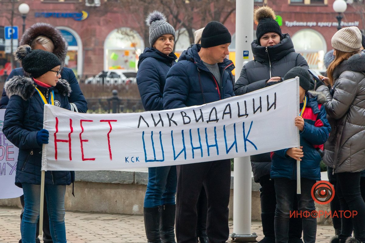 Участники держали растяжки и плакаты  Участники держали растяжки и плакаты