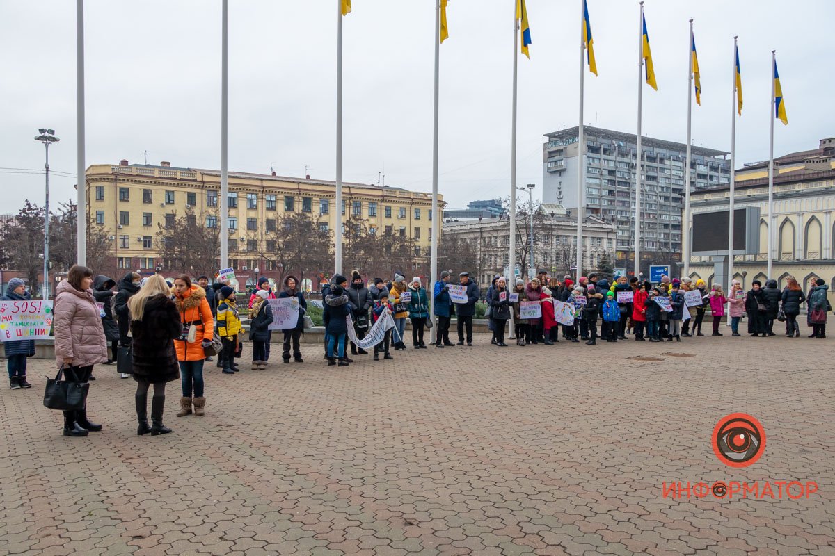 Люди выступают против возможного закрытия Люди выступают против возможного закрытия