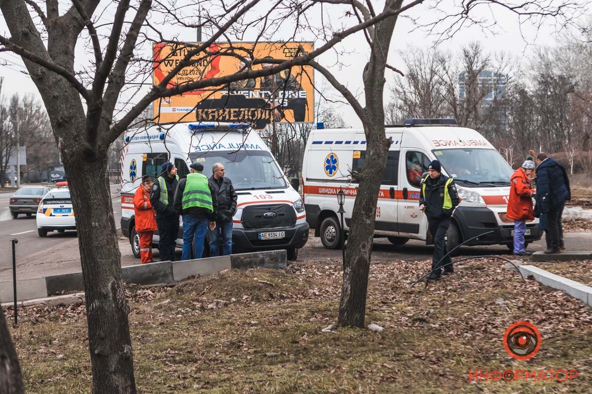 Медики оказали пострадавшему первую помощь на месте