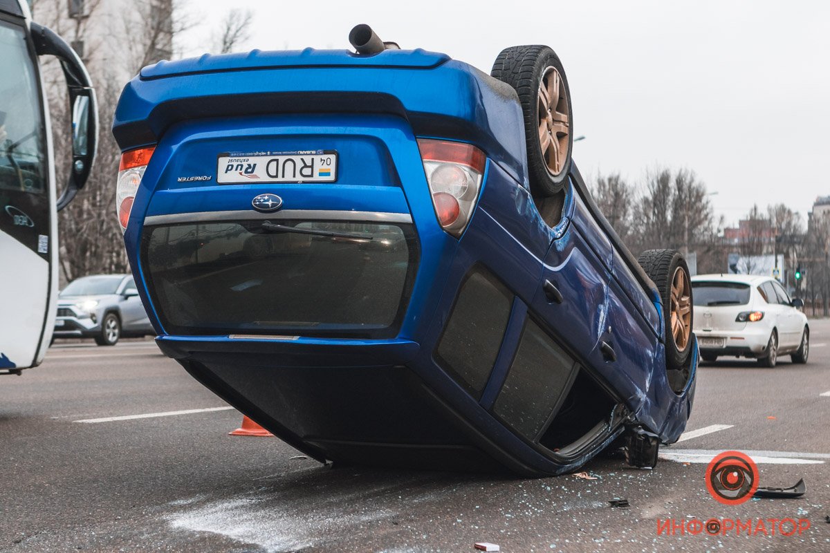 Предварительно, водителю Subaru пришлось резко вывернуть руль из-за выезжающего с кармана Chery