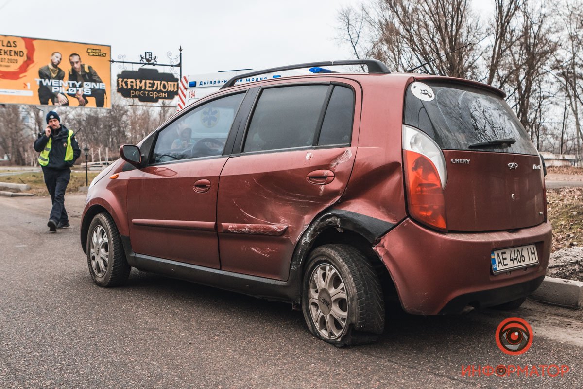 Водитель Subaru пытался избежать столкновения, но все же ударил автомобиль в правое заднее крыло