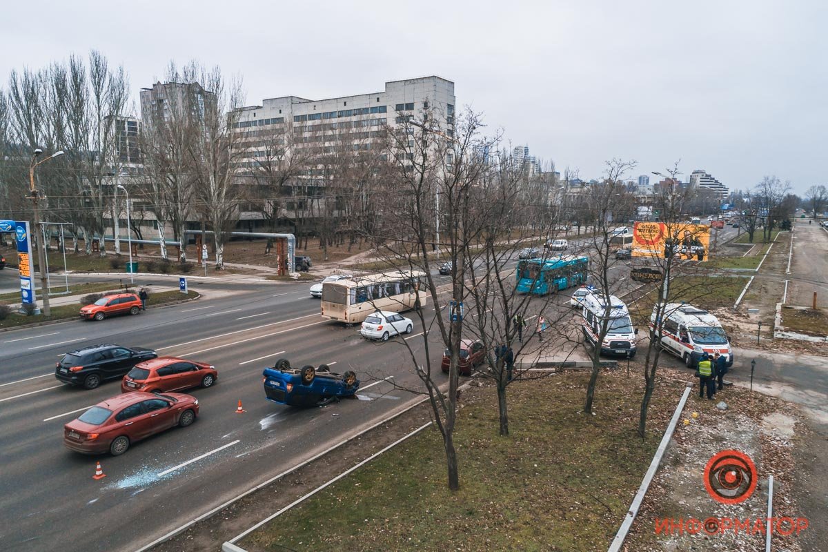 Заняты крайняя правая и вторая полосы движения по направлению в центр