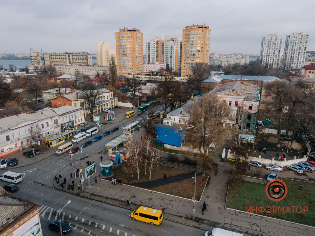 Здесь находятся конечные остановки нескольких городских маршрутов