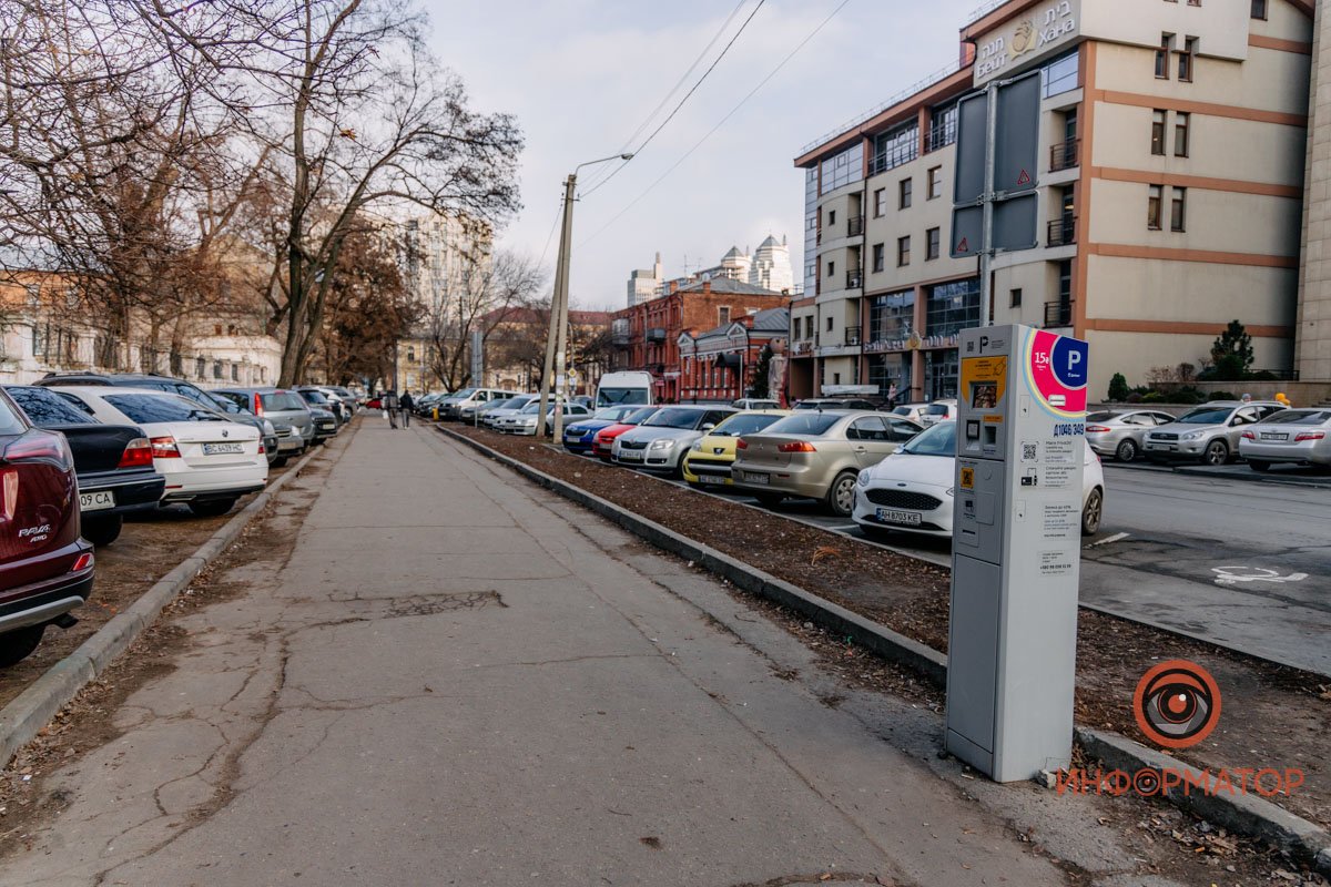Поток людей и автомобилей достаточно большой