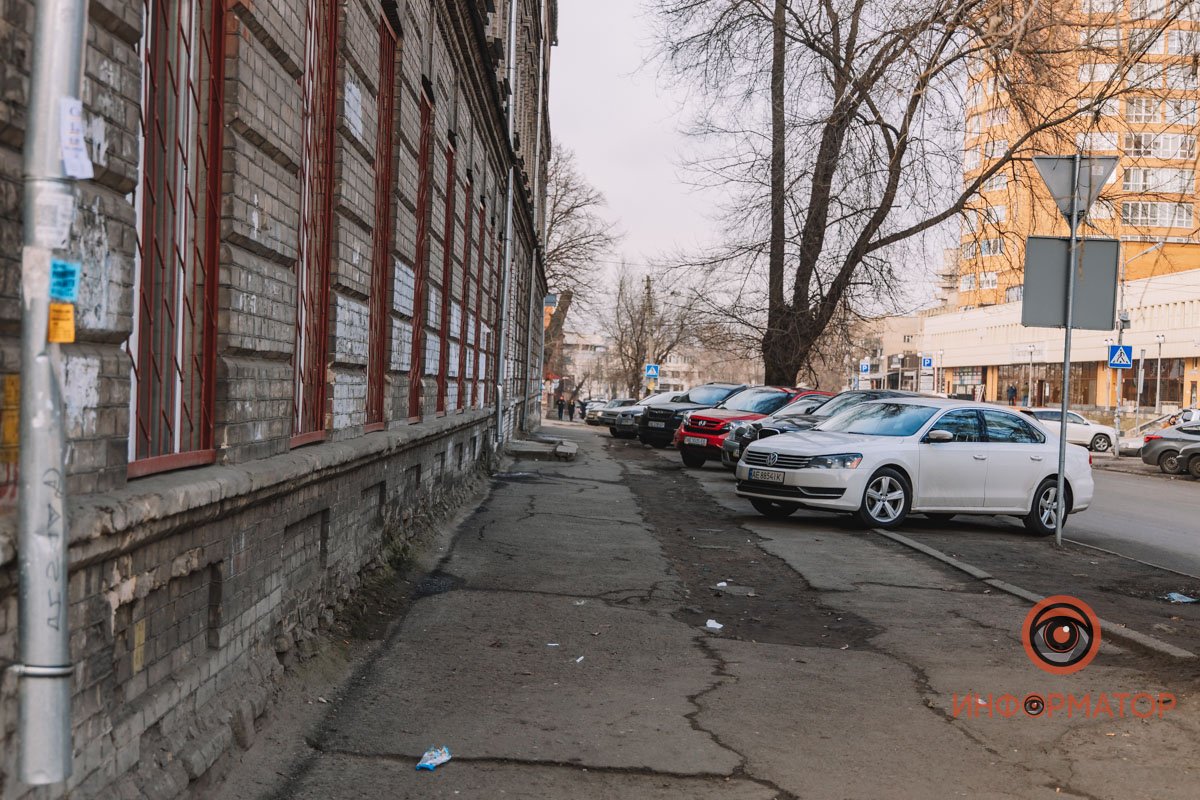 Ремонт требуется и тротуарам