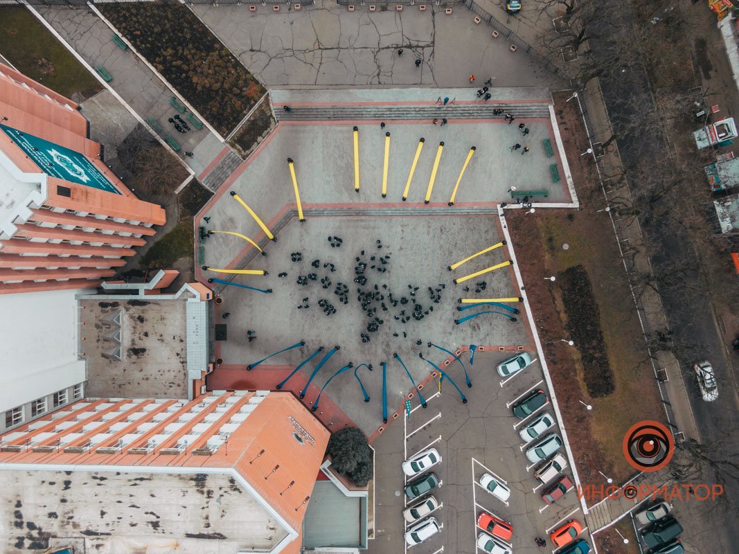 Участники растянули ленты желтого и синего цвета