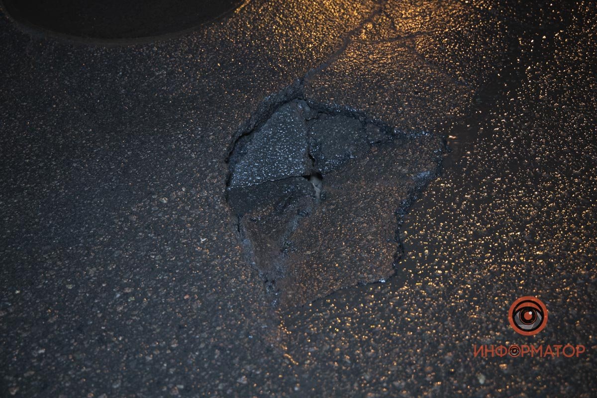 На пересечении улиц Короленко и Святослава Храброго провалился асфальт