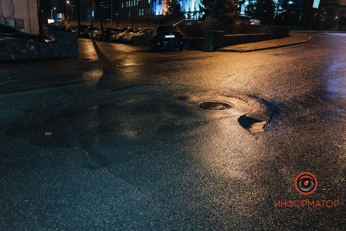 Яма образовалось рядом со зданием СБУ