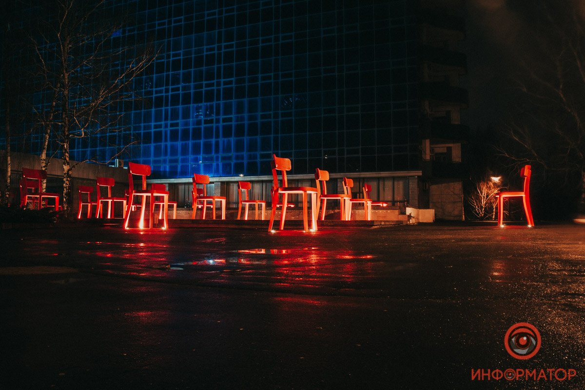 Стулья кажутся не такими уж и гигантскими Стулья кажутся не такими уж и гигантскими