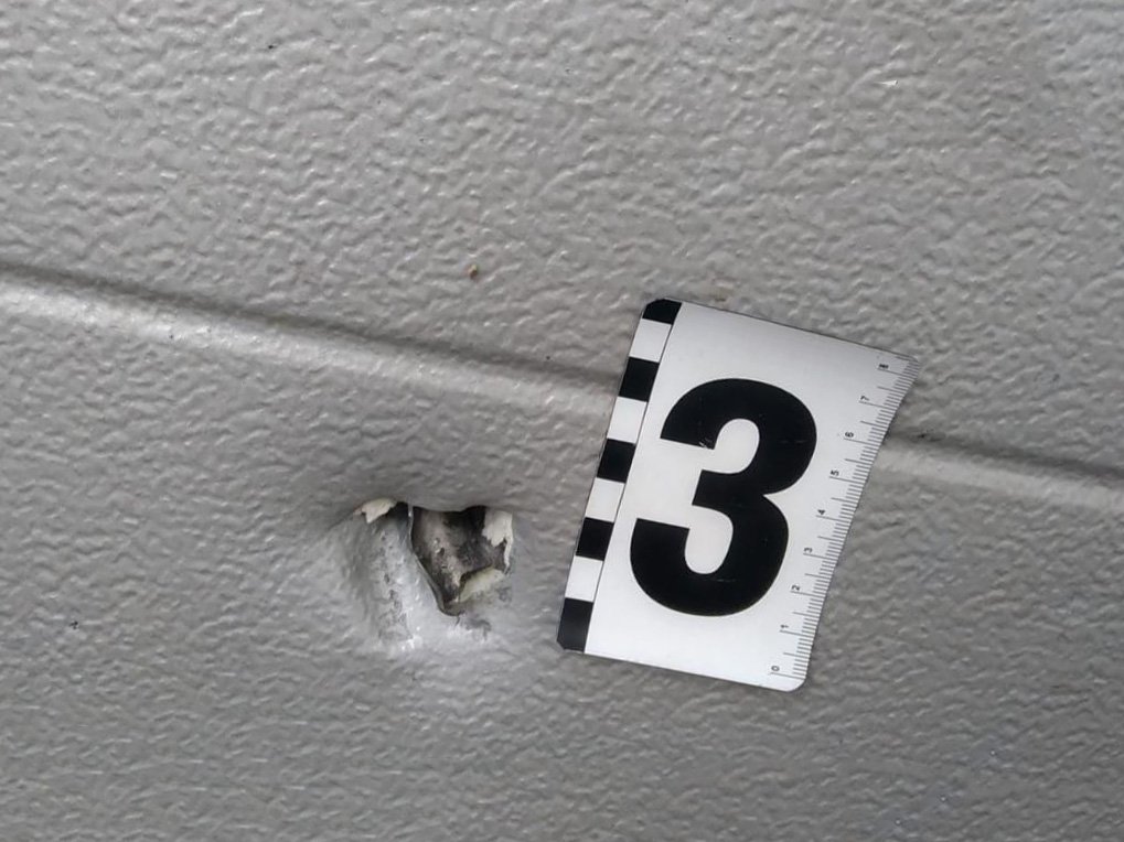 В результате взрыва частично поврежден фасад здания и ролеты на въезде в паркинг