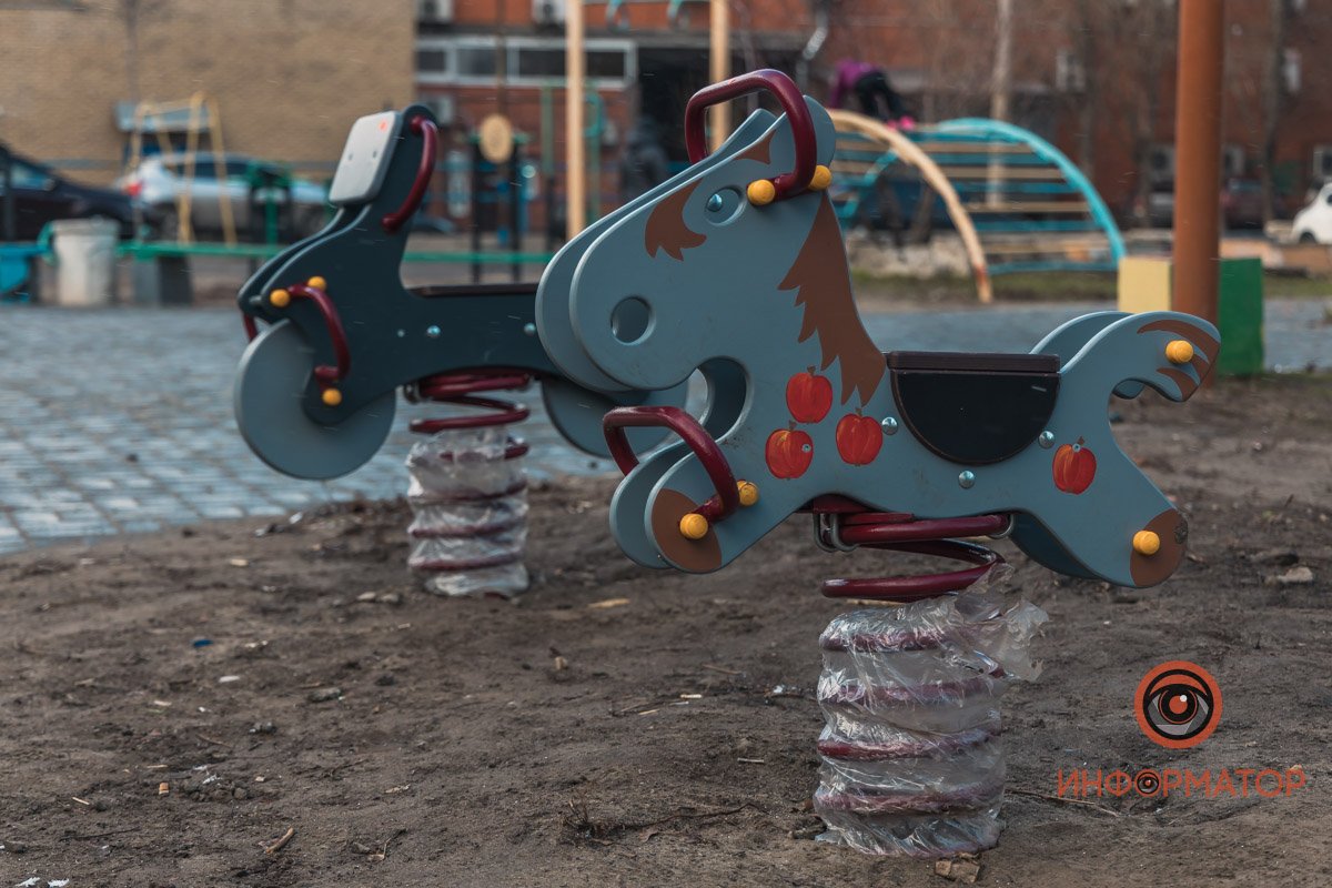 Есть и качельки, и карусельки Есть и качельки, и карусельки