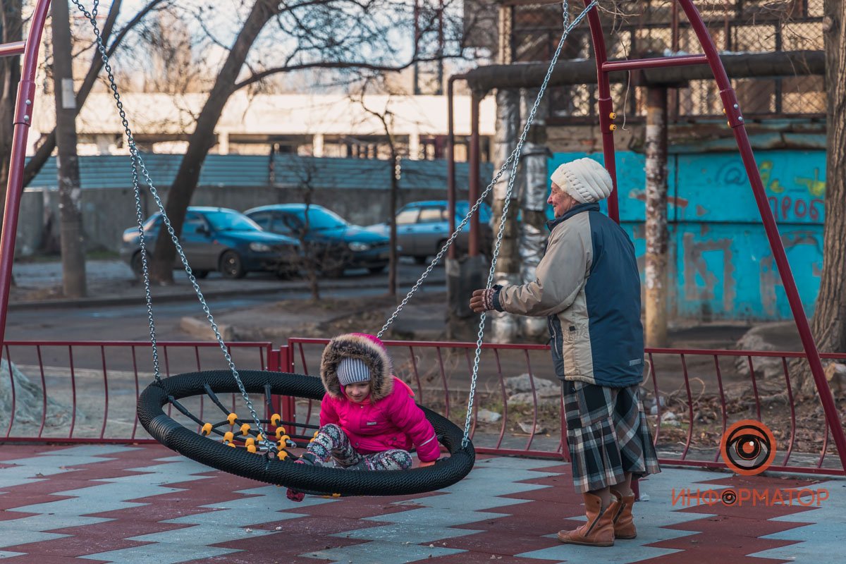 Можно и полазить, и попрыгать, и поползать Можно и полазить, и попрыгать, и поползать