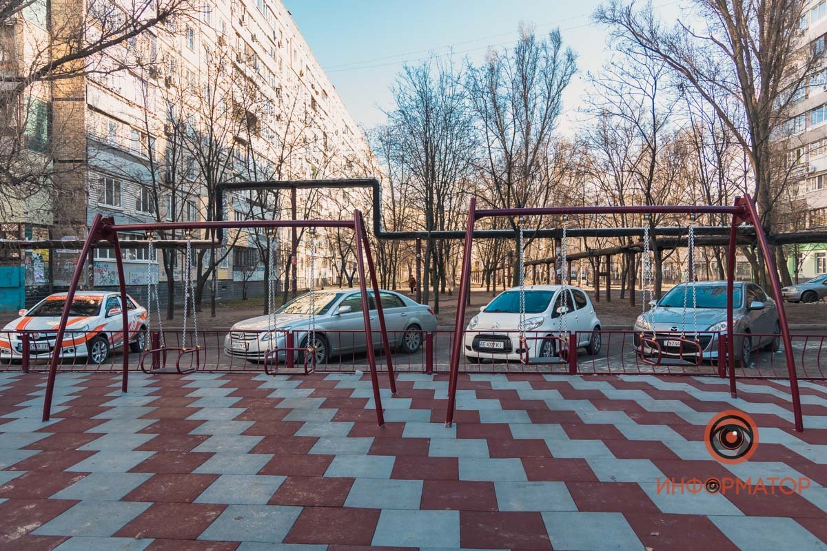 Несмотря на то, что размеры детской площадки не особо велики, найти себе занятие здесь можно Несмотря на то, что размеры детской площадки не особо велики, найти себе занятие здесь можно