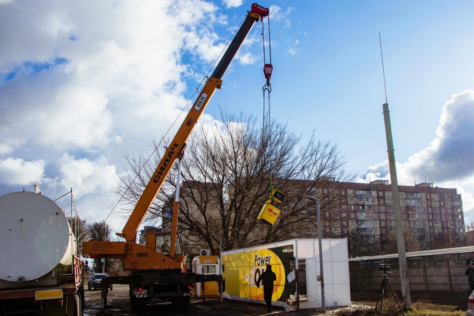 В Днепре снесли 12 незаконных заправок