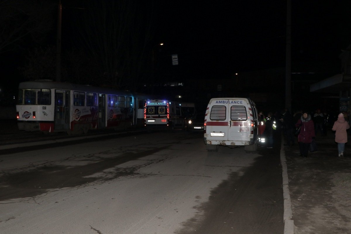 В Днепре на Ударников микроавтобус въехал в толпу людей: пострадали 3 взрослых и ребенок 1