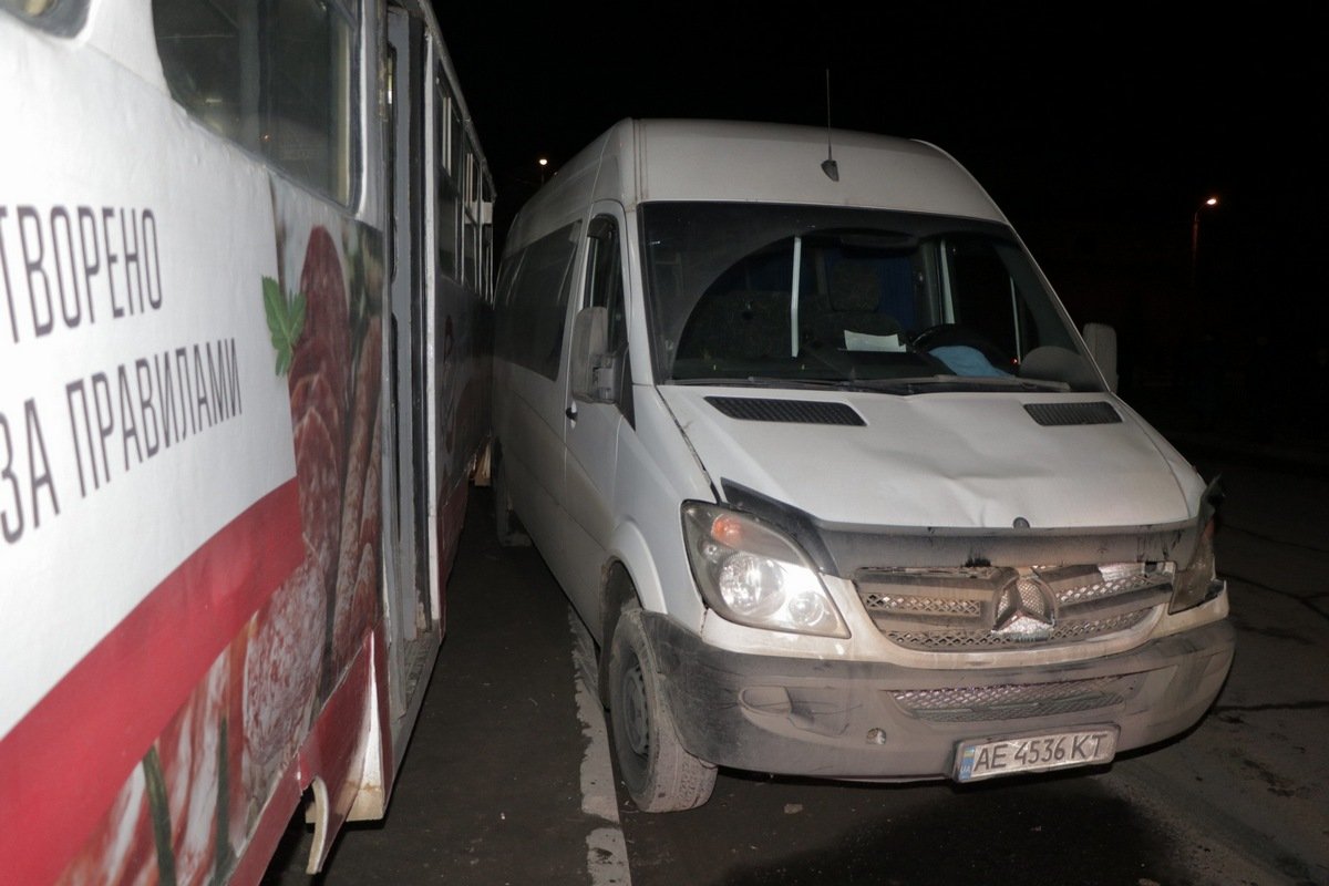 В Днепре на Ударников микроавтобус въехал в толпу людей: пострадали 3 взрослых и ребенок 2