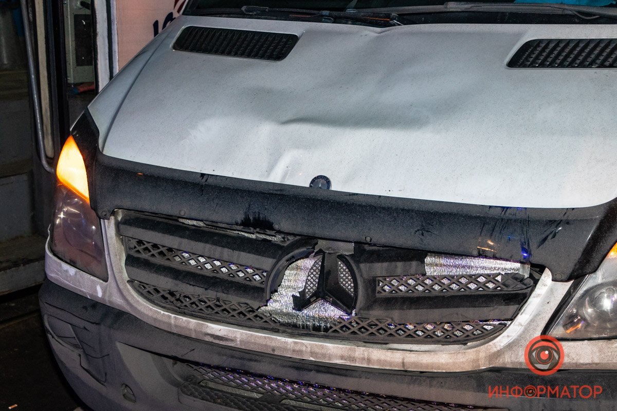 Предварительно, люди стояли на посадку в 19-й трамвай