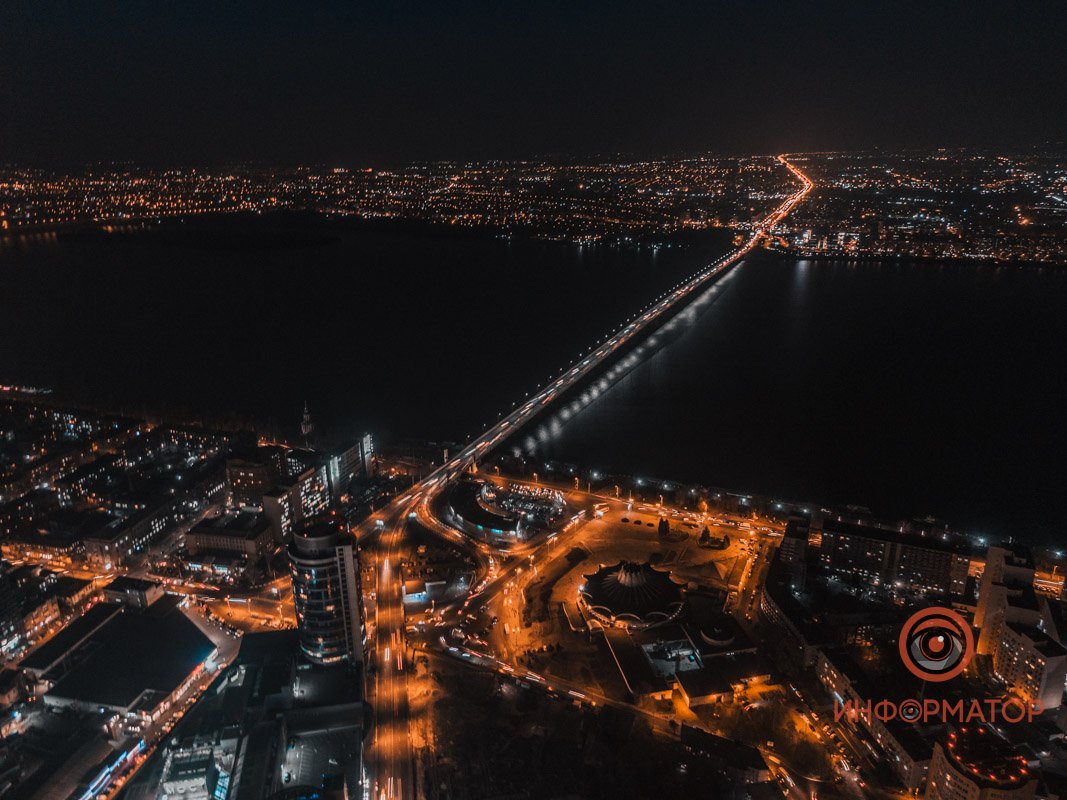 Река отображает мрак, в который погрузилось небо Река отображает мрак, в который погрузилось небо