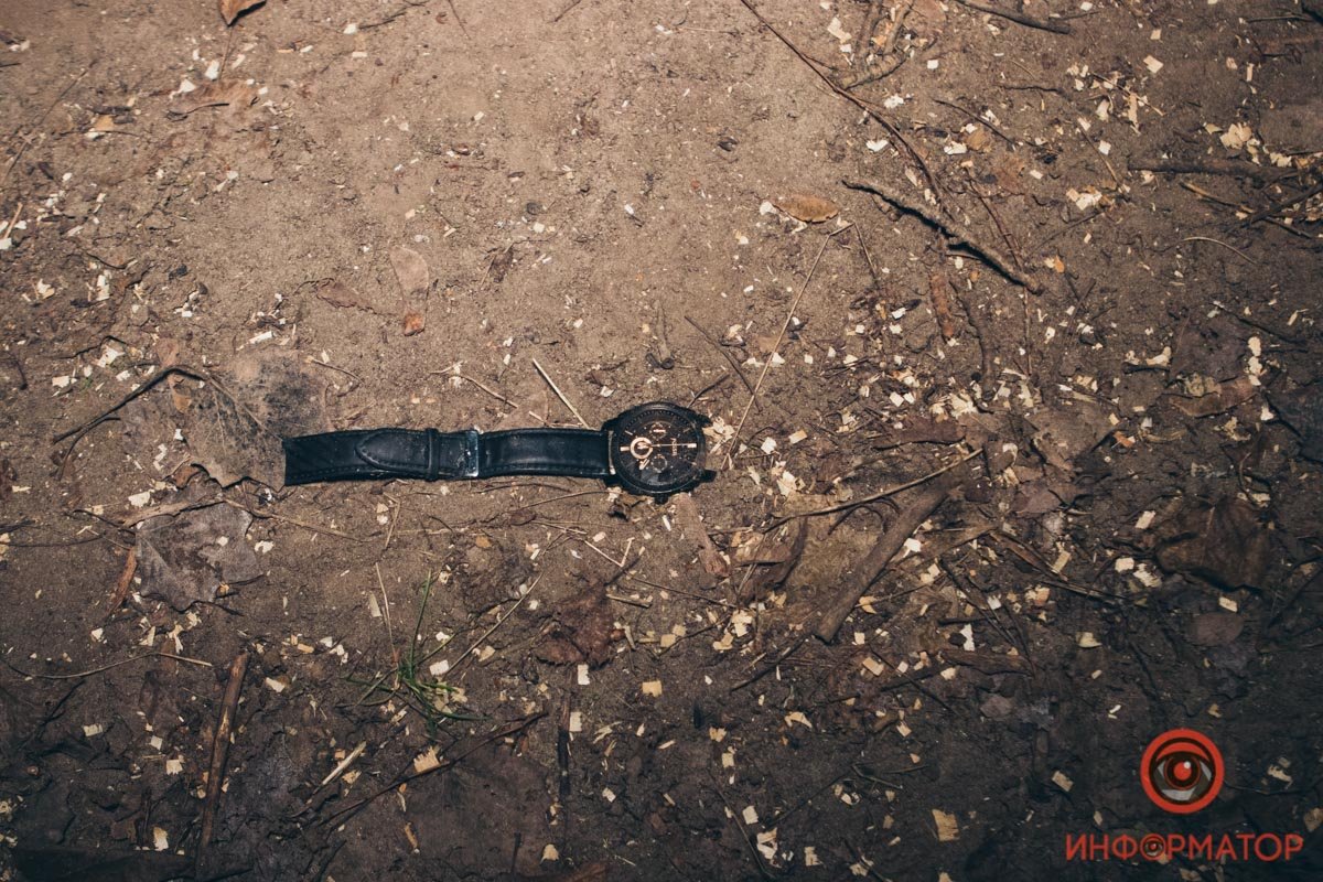 Недалеко от тела лежали часы Недалеко от тела лежали часы