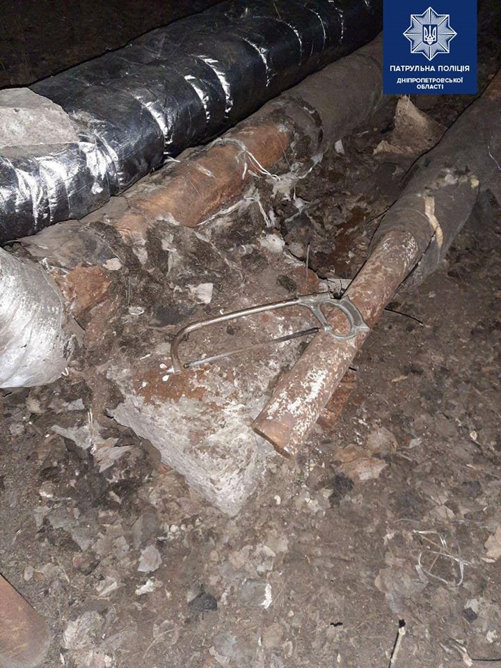 На месте обнаружили поврежденную трубу и инструменты
