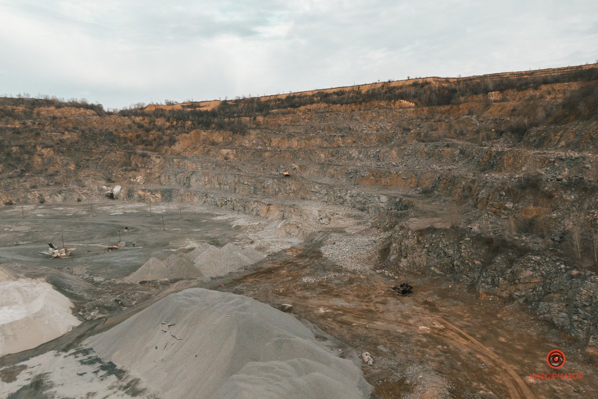 В карьере добывают гранит