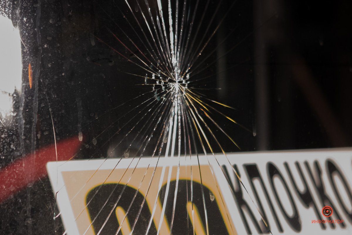 Удар пришелся в правую часть лобового стекла Удар пришелся в правую часть лобового стекла