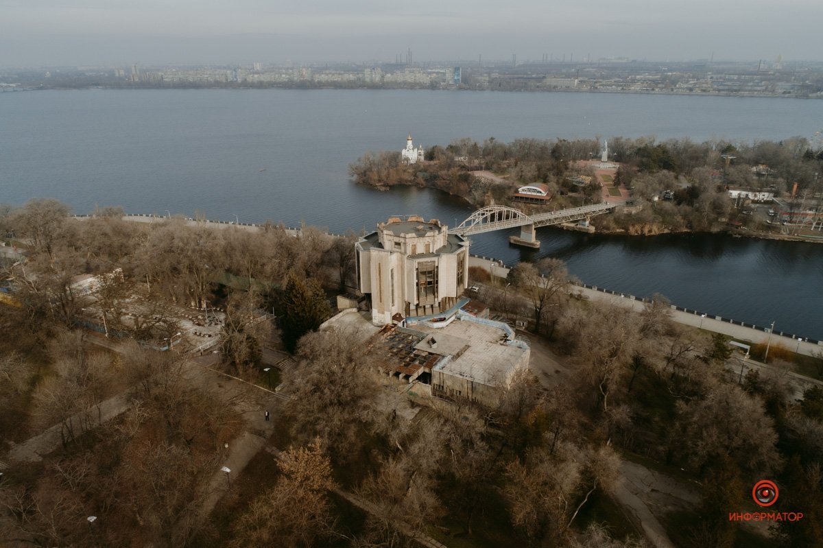 Первое здание начали строить еще в конце 1950-­х годов