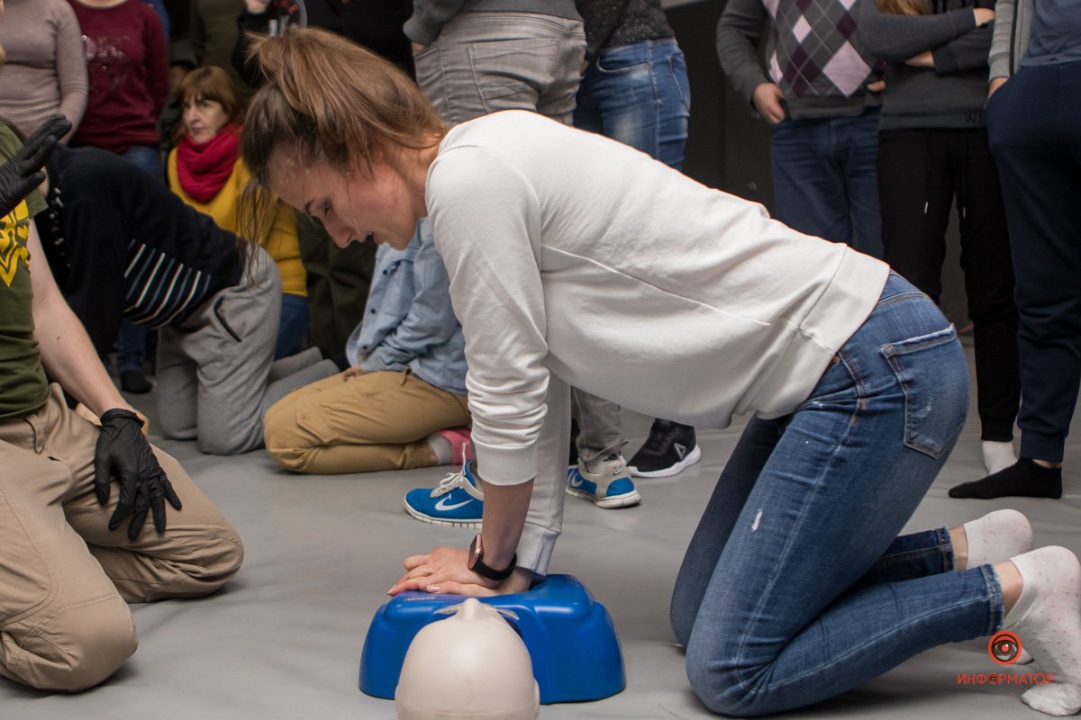 Проводит СЛР Проводит СЛР