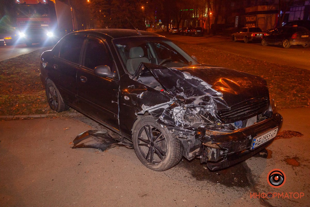 В Днепре на Гагарина столкнулись Renault службы Uber и Daewoo 1