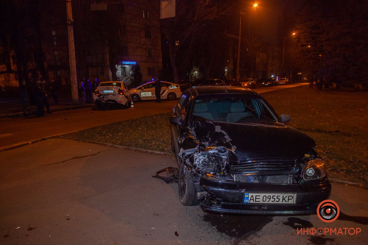 В Днепре на Гагарина столкнулись Renault службы Uber и Daewoo 2