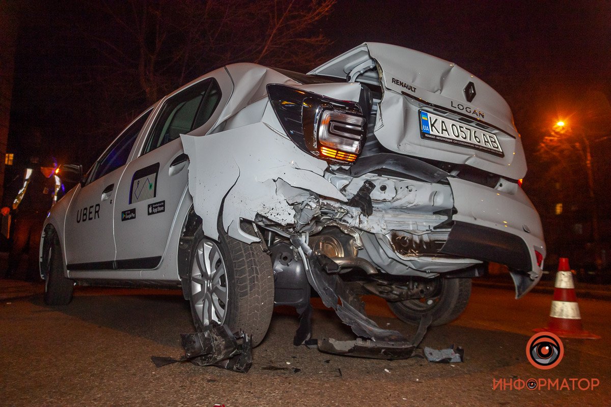 В Днепре на Гагарина столкнулись Renault службы Uber и Daewoo 4