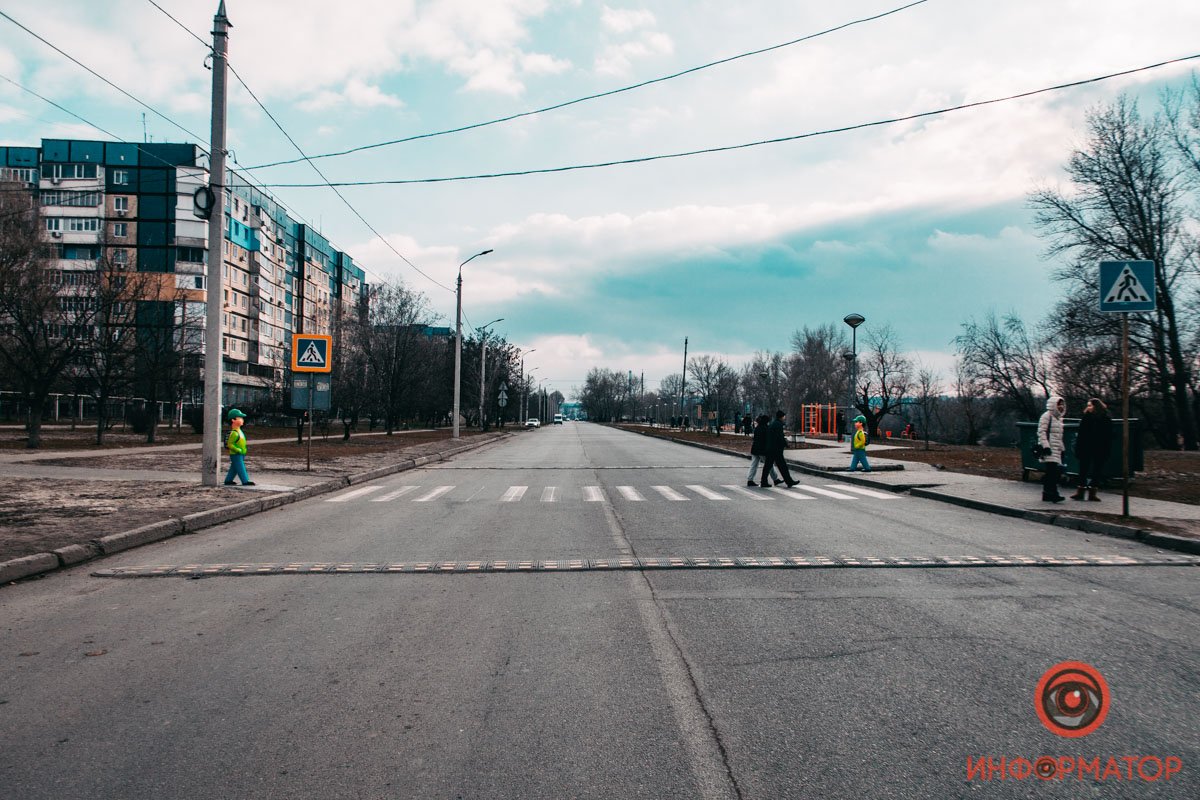 В Днепре на пешеходных переходах установили скульптуры "школьников" 1