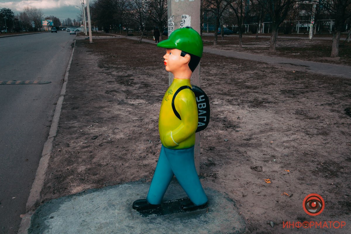 В Днепре на пешеходных переходах установили скульптуры "школьников" 2