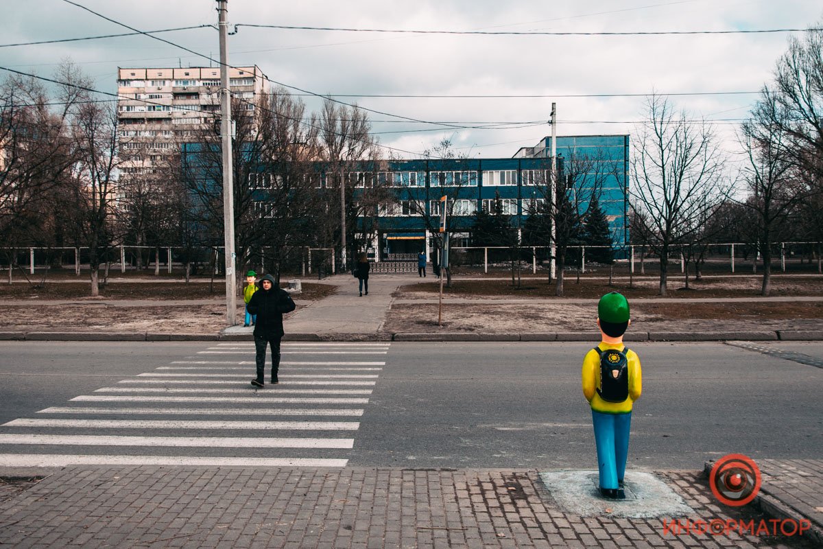 В Днепре на пешеходных переходах установили скульптуры "школьников" 3