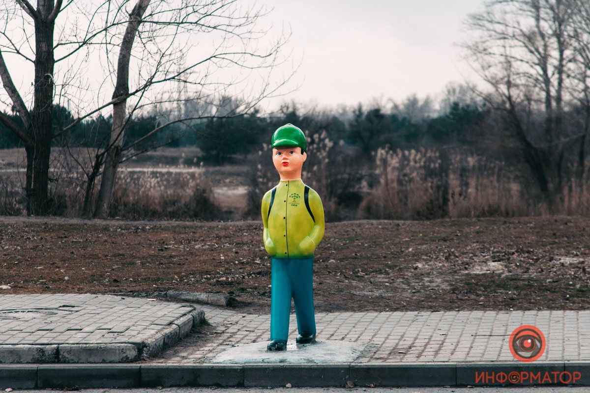 В Днепре на пешеходных переходах установили скульптуры "школьников" 4