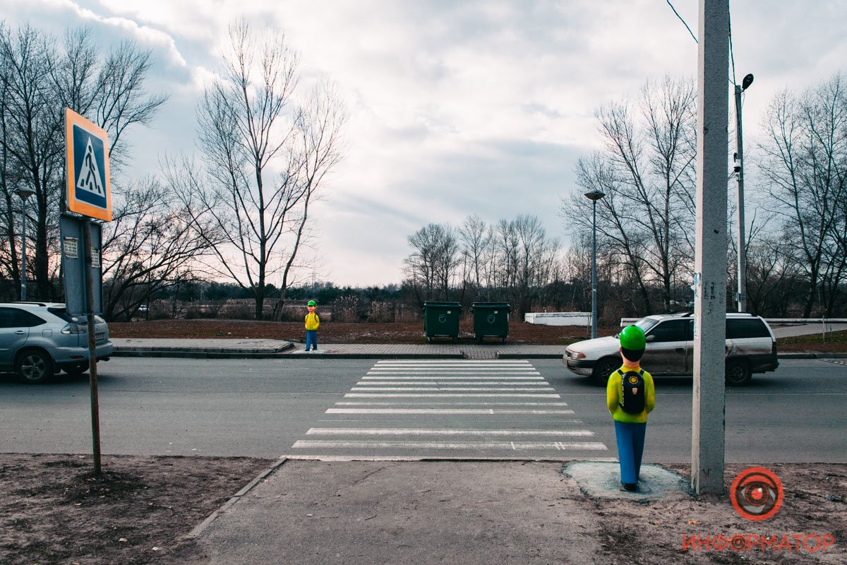 В Днепре на пешеходных переходах установили скульптуры "школьников" 5