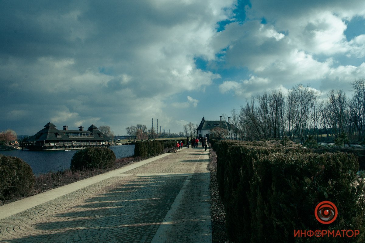 На выходных здесь многолюдно На выходных здесь многолюдно