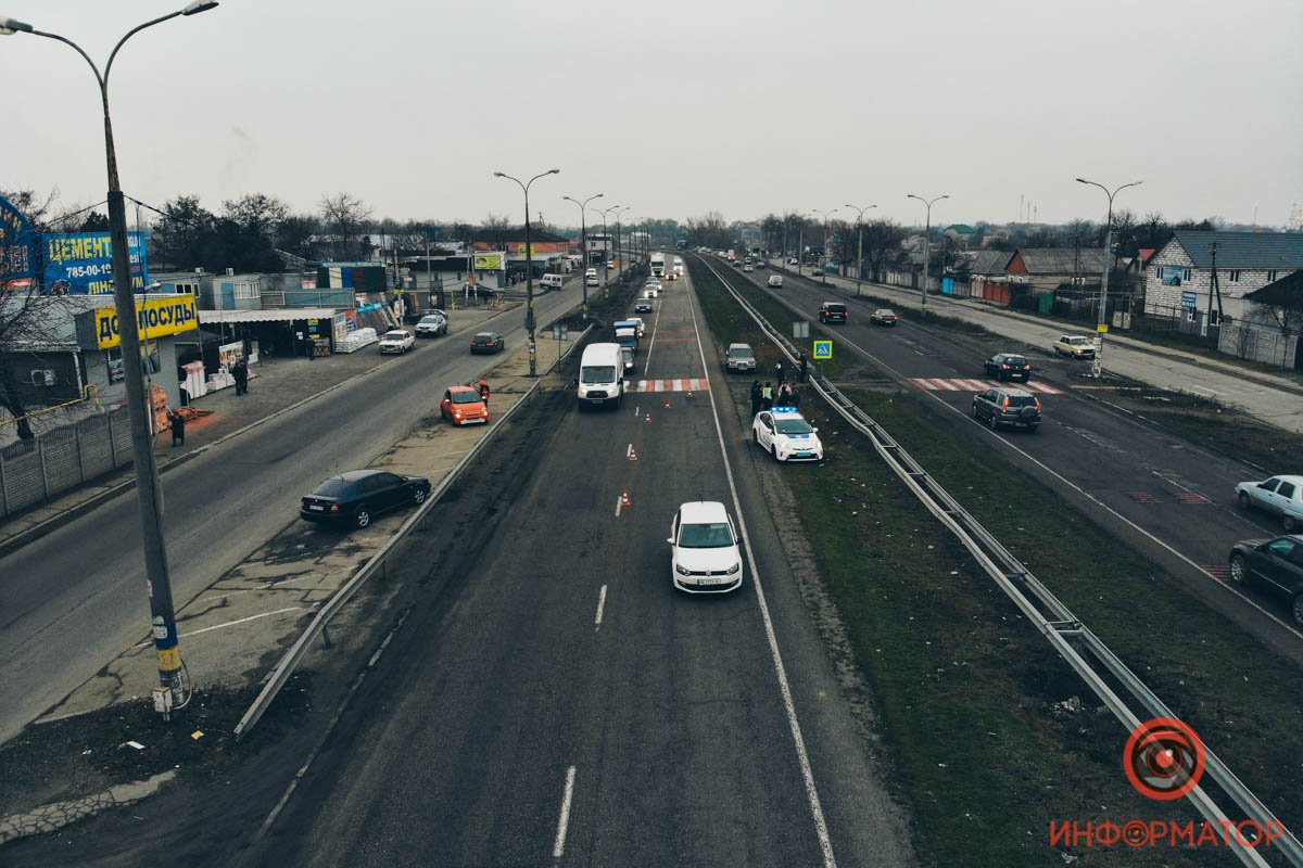 Мама с ребенком переходили дорогу по пешеходному переходу Мама с ребенком переходили дорогу по пешеходному переходу