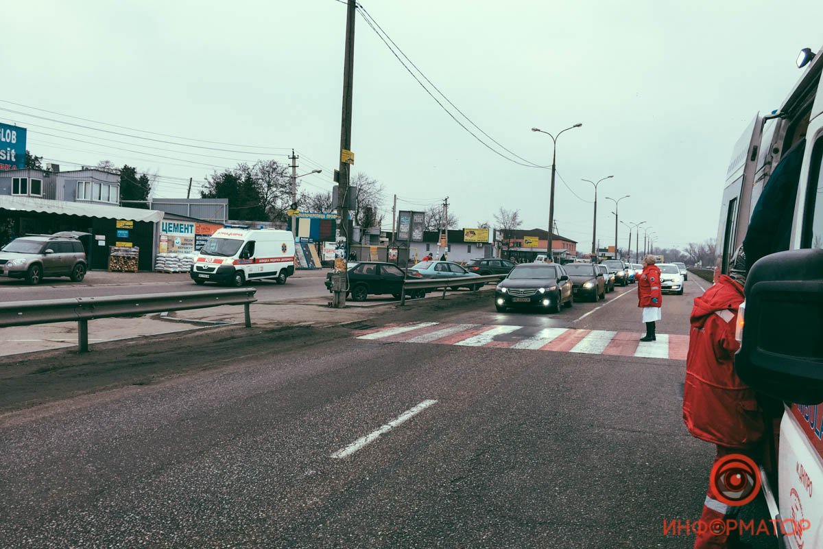 Предварительно, водитель Volkswagen не пропустил пешеходов, несмотря на то, что машины в соседнем ряду остановились Предварительно, водитель Volkswagen не пропустил пешеходов, несмотря на то, что машины в соседнем ряду остановились