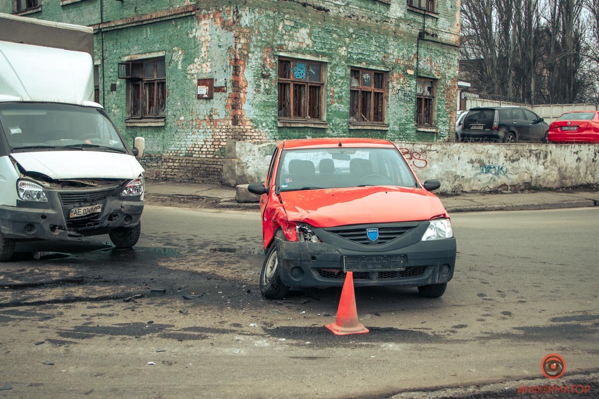 Место происшествия оградили аварийными конусами