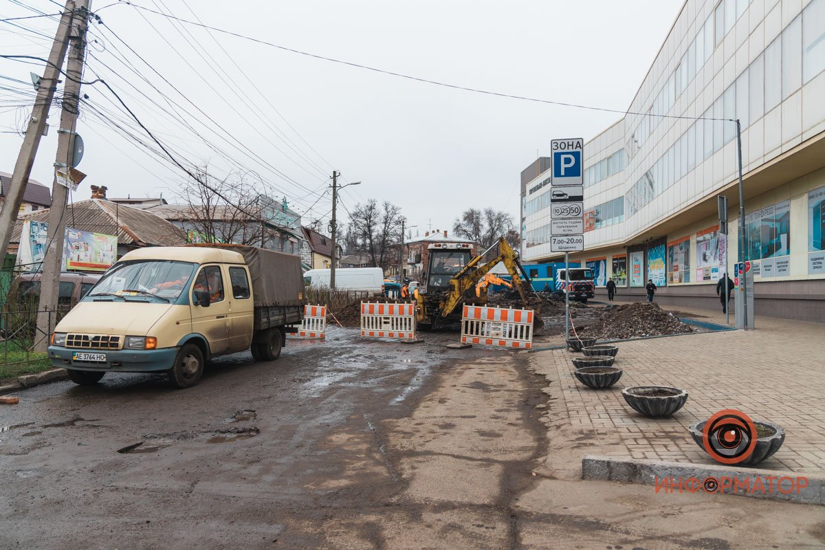 На Ярмарочном спуске образовалась дыра На Ярмарочном спуске образовалась дыра