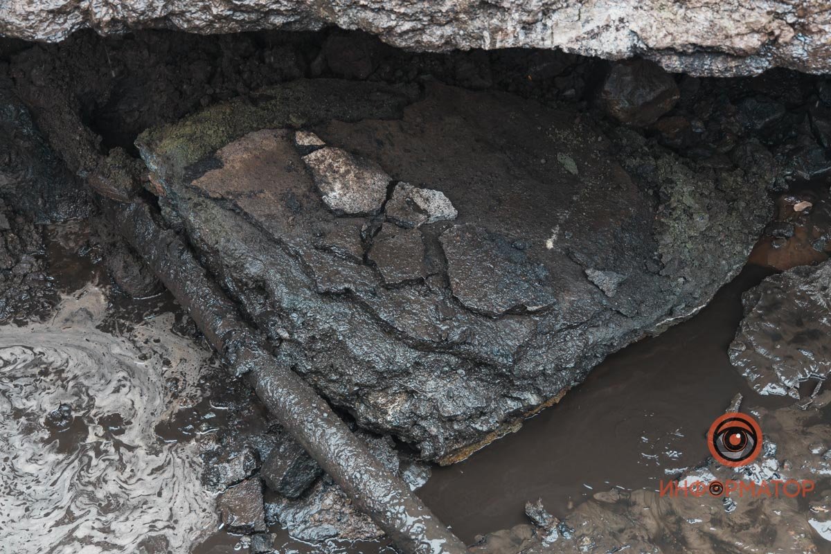 Предварительно, под землей лопнула труба Предварительно, под землей лопнула труба